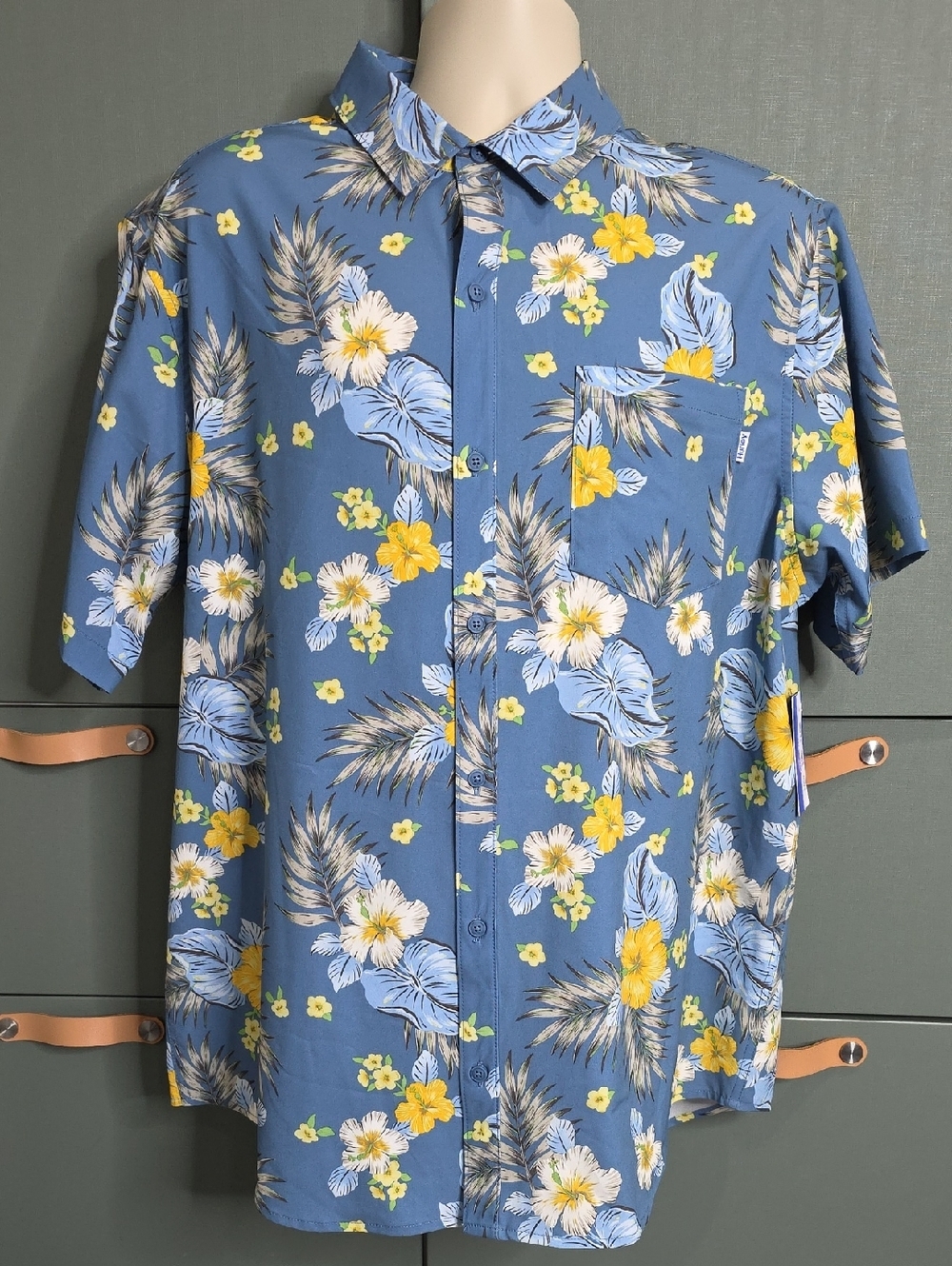744. Hurley Men's Patio Printed Woven Short Sleeve Shirt